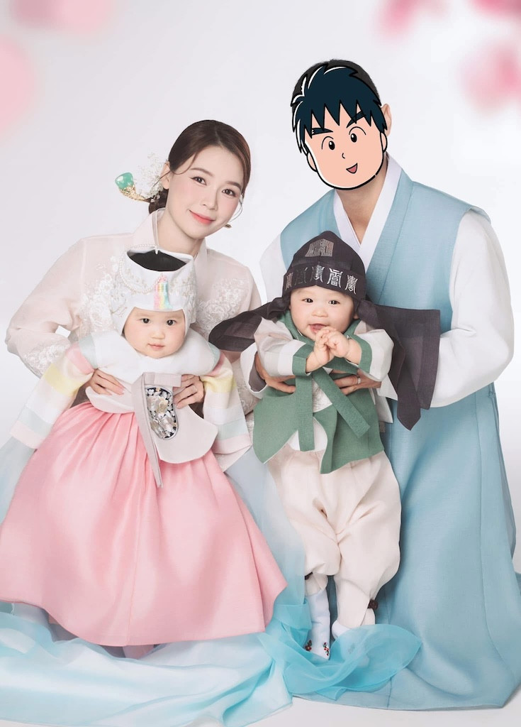 Gia đình nhỏ của Sam cùng diện hanbok trong loạt ảnh kỉ niệm. Gia đình nhỏ của Sam cùng diện hanbok trong loạt ảnh kỉ niệm.