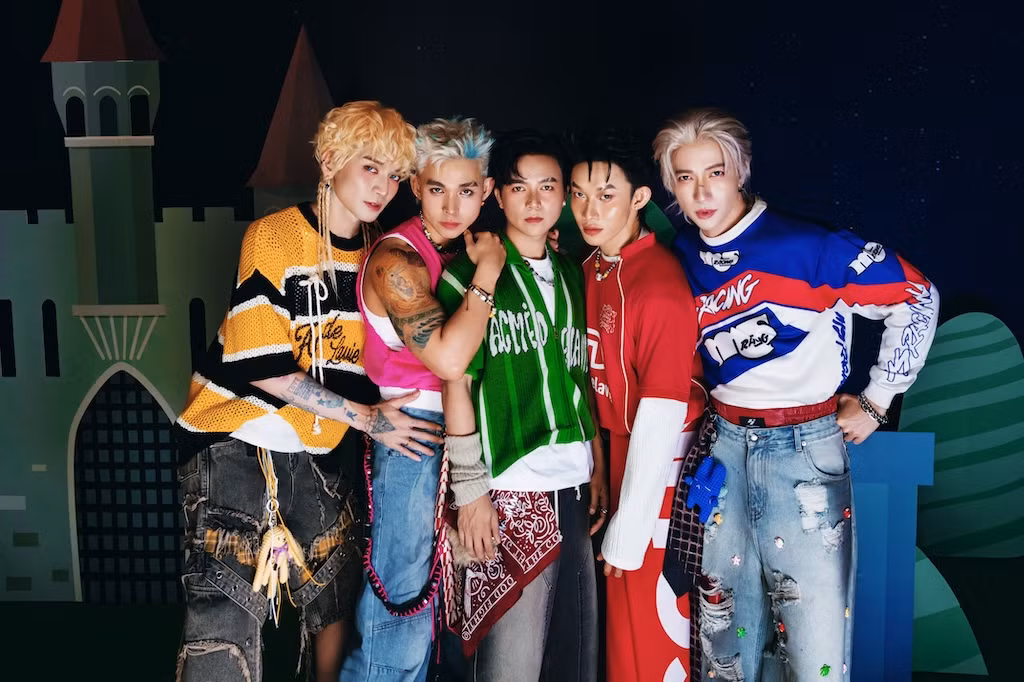 Tạo hình nổi bật của 5 thành viên trong MV No Fair.