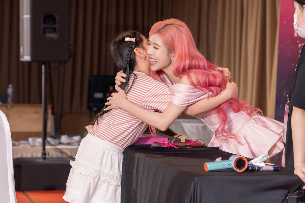 Nhiều fan nhí vui mừng khi gặp gỡ Trang Pháp ngoài đời. Nhiều fan nhí vui mừng khi gặp gỡ Trang Pháp ngoài đời.