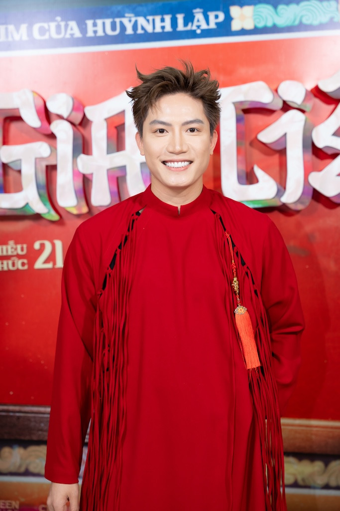 "Voi Bản Đôn" Anh Tú điển trai khi diện áo dài sắc đỏ.