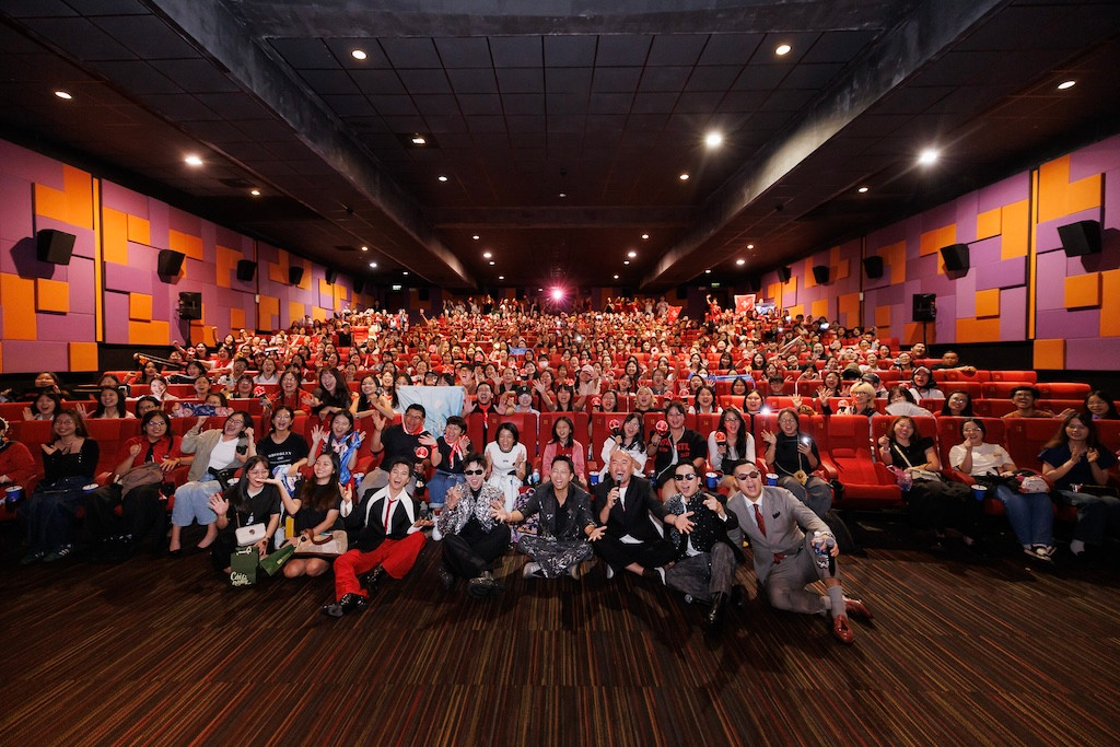 Dàn Anh Tài lưu lại khoảnh khắc đáng nhớ cùng fan ngay tại rạp phim.