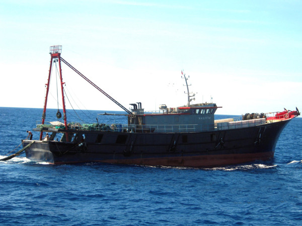 Một tàu cá Trung Quốc xâm phạm chủ quyền biển bị tàu CSB đẩy đuổi. Ảnh: Vùng CSB 2 cung cấp. Một tàu cá Trung Quốc xâm phạm chủ quyền biển bị tàu CSB đẩy đuổi Ảnh: Vùng CSB 2 cung cấp