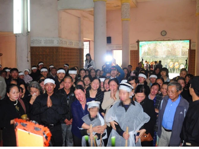 Rất nhiều người thân và bạn bè đã đến chia buồn cùng gia đình chị Huyền.