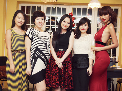 Hà Anh rạng rỡ bên bạn bè trong dịp Giáng sinh