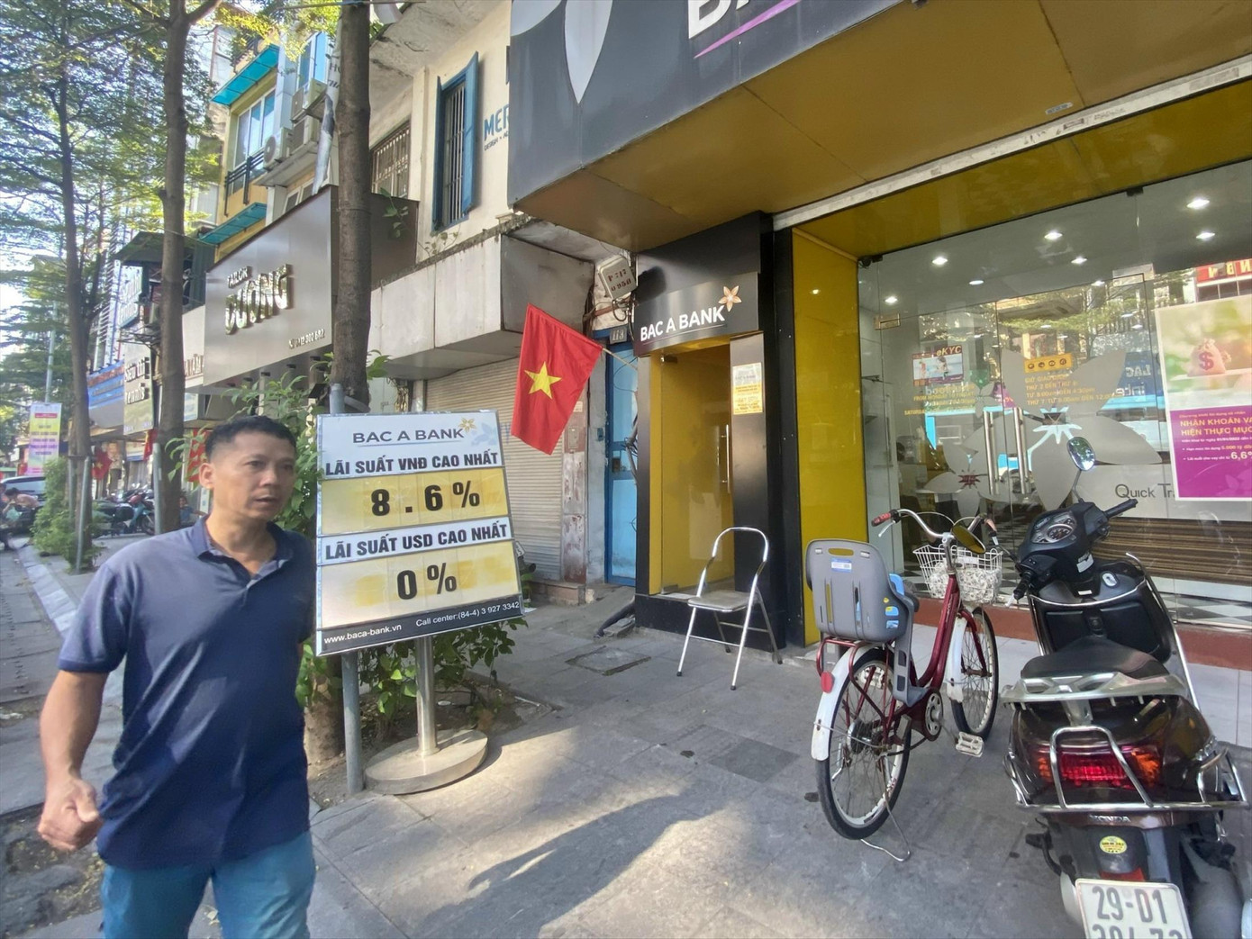 Lãi suất tiết kiệm tiếp tục phá đỉnh, giúp người gửi tiền hưởng lợi nhưng cũng tạo áp lực lên lãi suất cho vay (ảnh: Việt Linh).