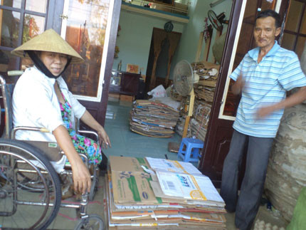 Ông Câm, bà Nga với công việc thường ngày giữa đống phế liệu ngổn ngang. Ảnh: TG
