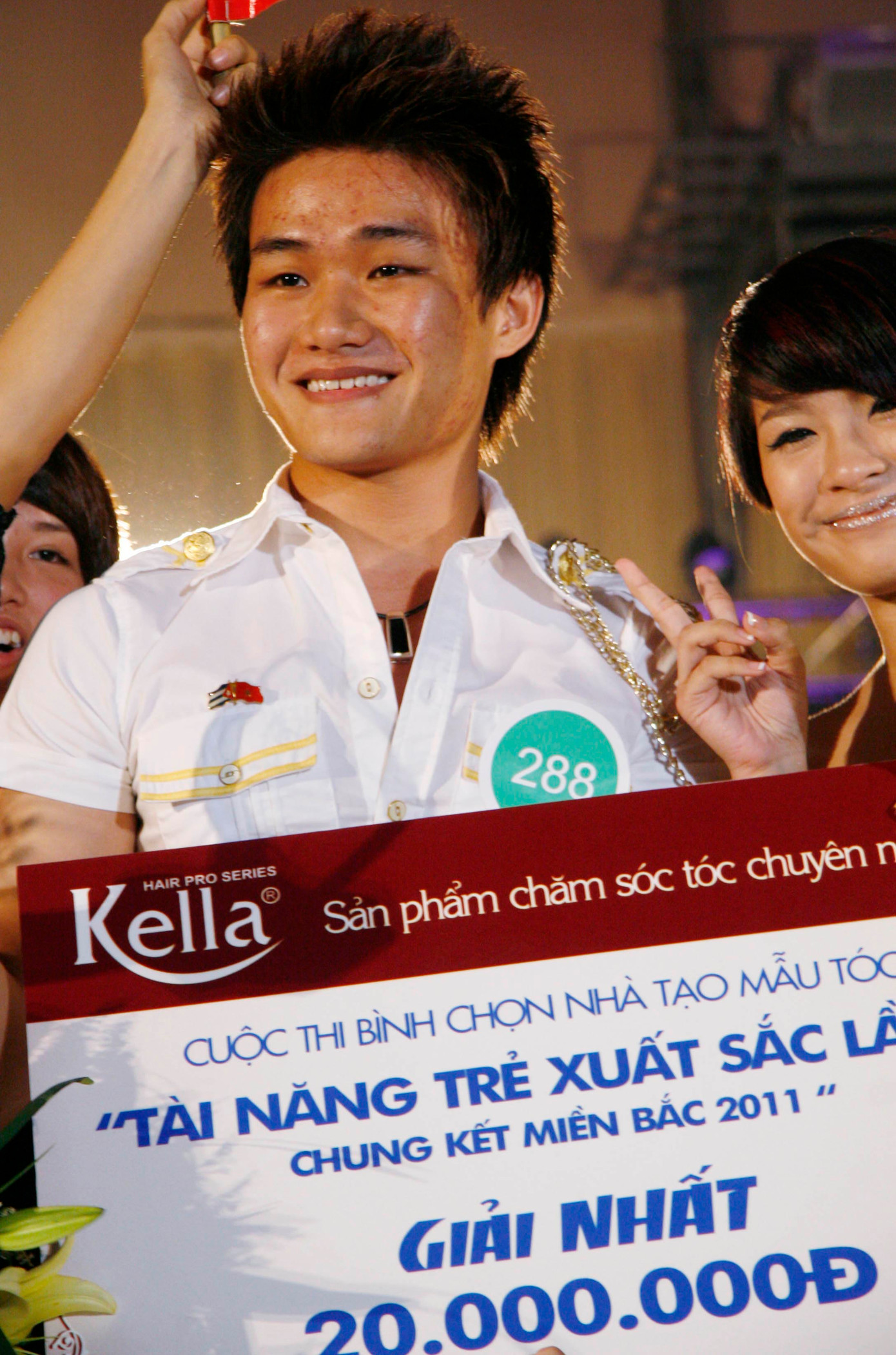 Giải nhất “Tài năng trẻ xuất sắc 2011 chung kết miền Bắc” thuộc về nhà tạo mẫu trẻ Nguyễn Xuân Tú