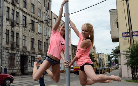 Các cô gái muốn kêu gọi mọi người quan tâm tới múa cột hơn nữa