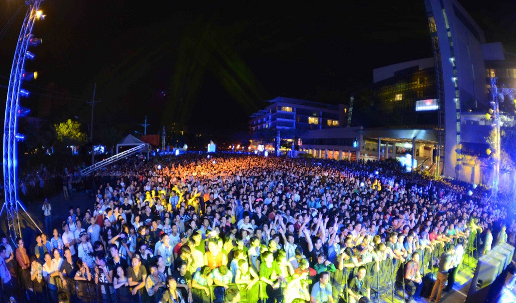 Khán giả hào hứng trong đêm nhạc rock của bia Tiger