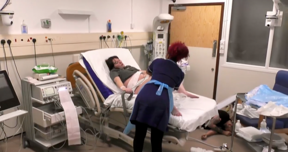 Nhìn vợ đau đẻ gần 10 tiếng, chồng ngất xỉu ngay trước lúc con ra đời ảnh 1