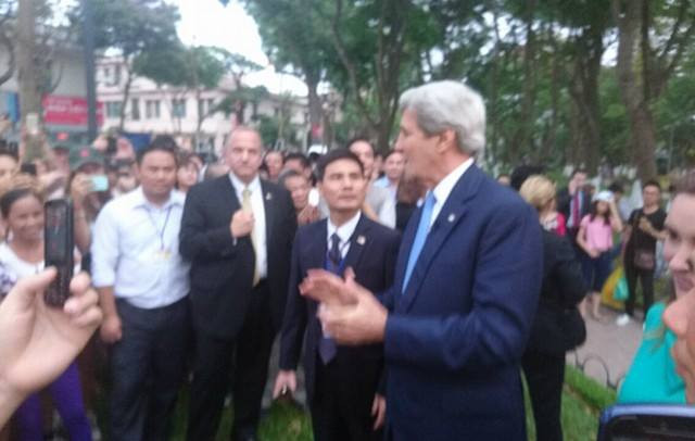 Ông Obama thưởng thức bún chả Hà Nội ảnh 42