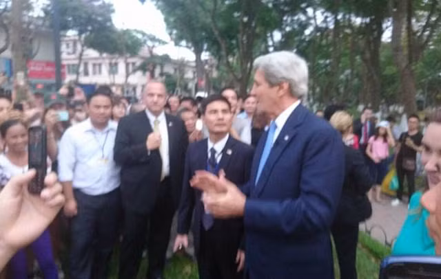 Ông Obama thưởng thức bún chả Hà Nội ảnh 42