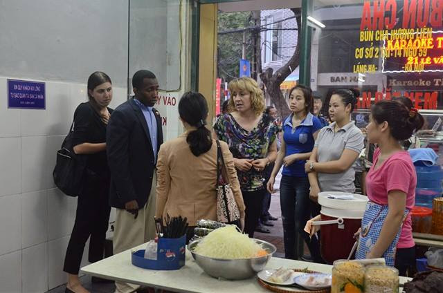 Ông Obama thưởng thức bún chả Hà Nội ảnh 37