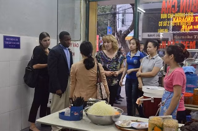 Ông Obama thưởng thức bún chả Hà Nội ảnh 37