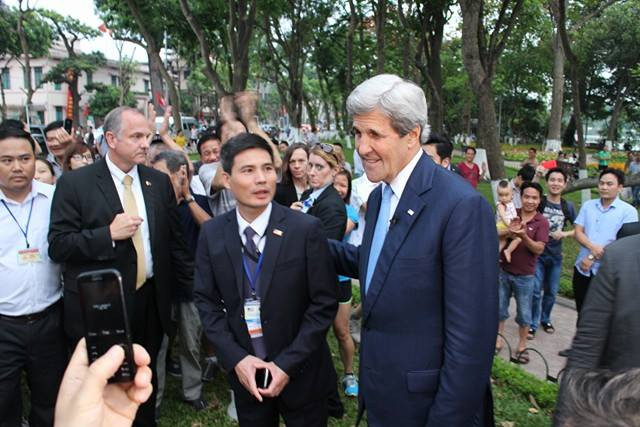 Ông Obama thưởng thức bún chả Hà Nội ảnh 40