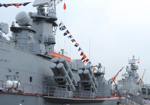 8 ống phóng tên lửa U-ran ở một bên mạn tàu. 8 ống phóng tên lửa U-ran ở một bên mạn tàu