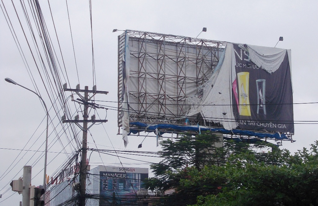 Nhiều biển quảng cáo lớn bị gió đánh tơi tả