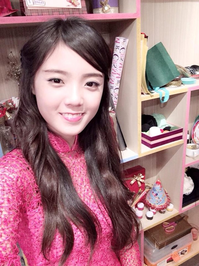 Á Hân Lâm - hot girl nhóm hài BB&BG trong trang phục truyền thống đón năm mới. Bài viết: http://news.zing.vn/Cac-hot-girl-khoe-anh-xitin-don-nam-moi-post381891.html#category_featured.noibat Nguồn Zing News 