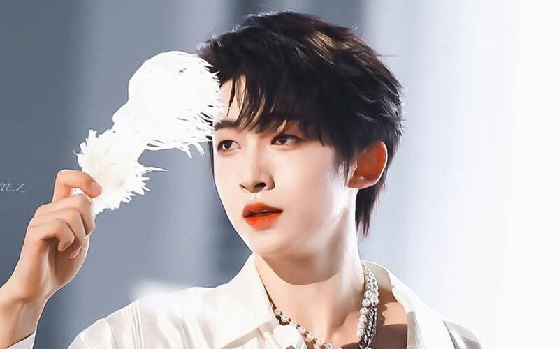 Nam nghệ sĩ trang điểm đậm, phong cách giống con gái đều bị cơ quan quản lý lên án. Nam nghệ sĩ trang điểm đậm, phong cách giống con gái đều bị cơ quan quản lý lên án.