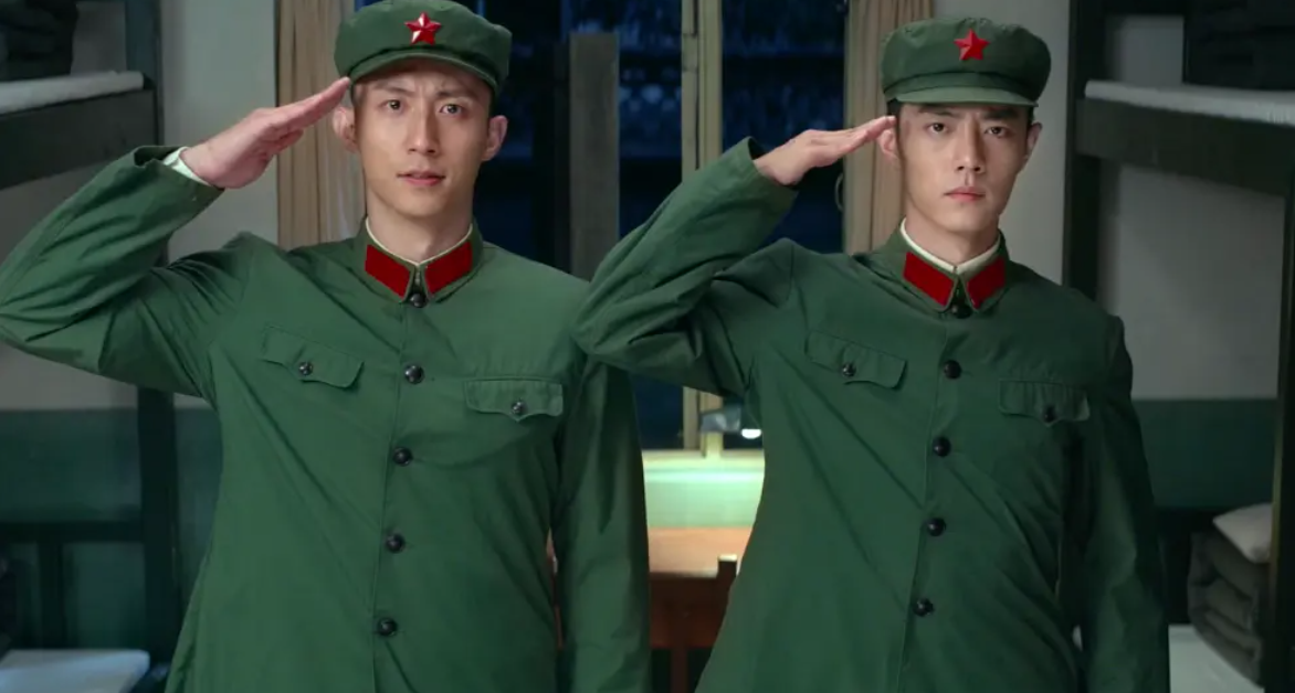 Hoàng Cảnh Du (trái) và Tiêu Chiến (phải) góp mặt trong bộ phim Quân đội Vương Bài. Hoàng Cảnh Du (trái) và Tiêu Chiến (phải) góp mặt trong bộ phim Quân đội Vương Bài.