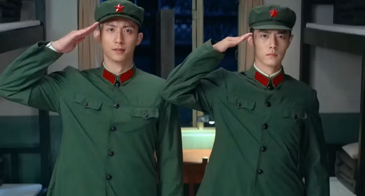 Hoàng Cảnh Du (trái) và Tiêu Chiến (phải) góp mặt trong bộ phim Quân đội Vương Bài.