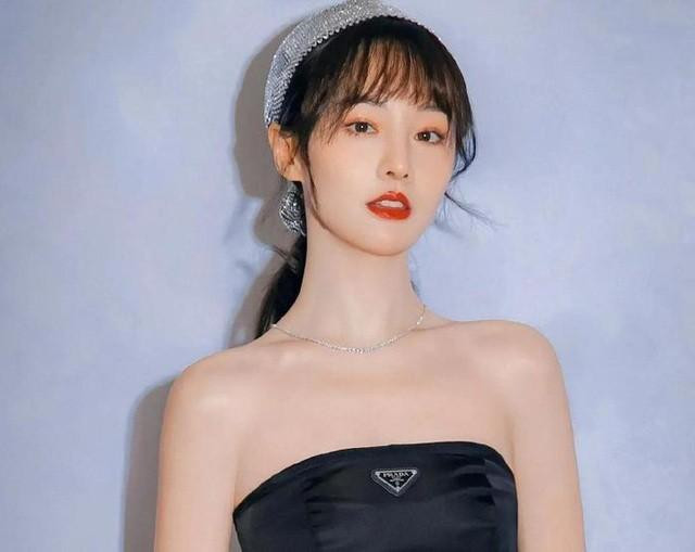 Trịnh Sảng sau một thời gian náo loạn giới giải trí với "drama" thuê người mang thai hộ, trốn thuế... đã bị xoá tên khỏi tất cả các tác phẩm, thu hồi giải thưởng và mất tài khoản MXH nội địa. Trịnh Sảng sau một thời gian náo loạn giới giải trí với "drama" thuê người mang thai hộ, trốn thuế... đã bị xoá tên khỏi tất cả các tác phẩm, thu hồi giải thưởng và mất tài khoản MXH nội địa.