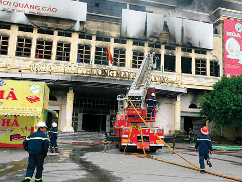 Đám cháy cơ bản được dập tắt, nhưng lực lượng cảnh sát PCCC vẫn phải tiếp tục dập lửa đang cháy âm ỉ trong các quầy hàng. Đám cháy cơ bản được dập tắt, nhưng lực lượng cảnh sát PCCC vẫn phải tiếp tục dập lửa đang cháy âm ỉ trong các quầy hàng