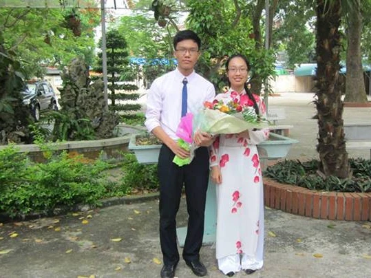 Nguyễn Dương Dũng(trái)chụp ảnh cùng bạn