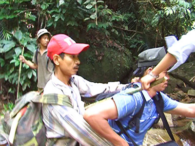 Phóng viên (áo pull) tước hung khí của ông Lâm. Phóng viên (áo pull) tước hung khí của ông Lâm