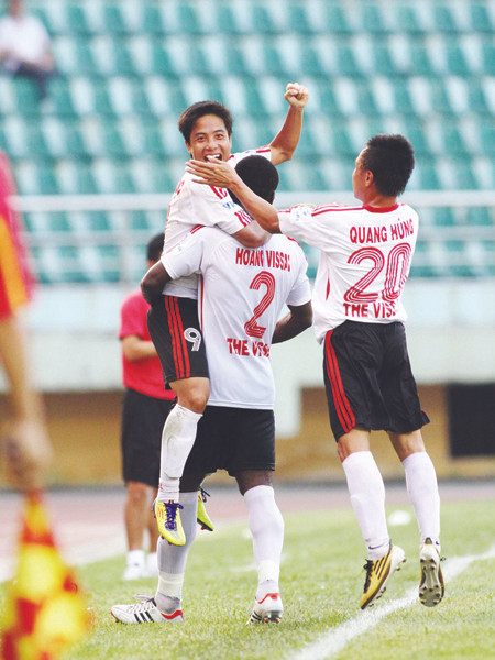 Các cầu thủ V.Ninh Bình ăn mừng trong trận thắng K.Khánh Hòa đang gây nghi ngờ. Ảnh VSI