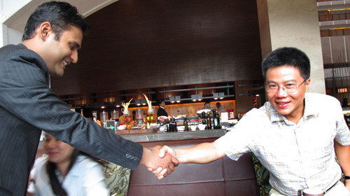 Nhân viên nhà hàng nhận ra GS Ngô Bảo Châu đã đến bắt tay chúc mừng. Ảnh: Hoài Linh (Tuổi Trẻ)