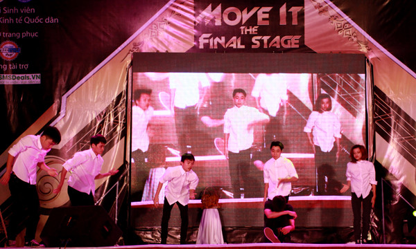 Với những bước nhảy, Handi Crew chỉ ra nguyên nhân bạo lực học đường có một phần từ tình cảm gia đình 