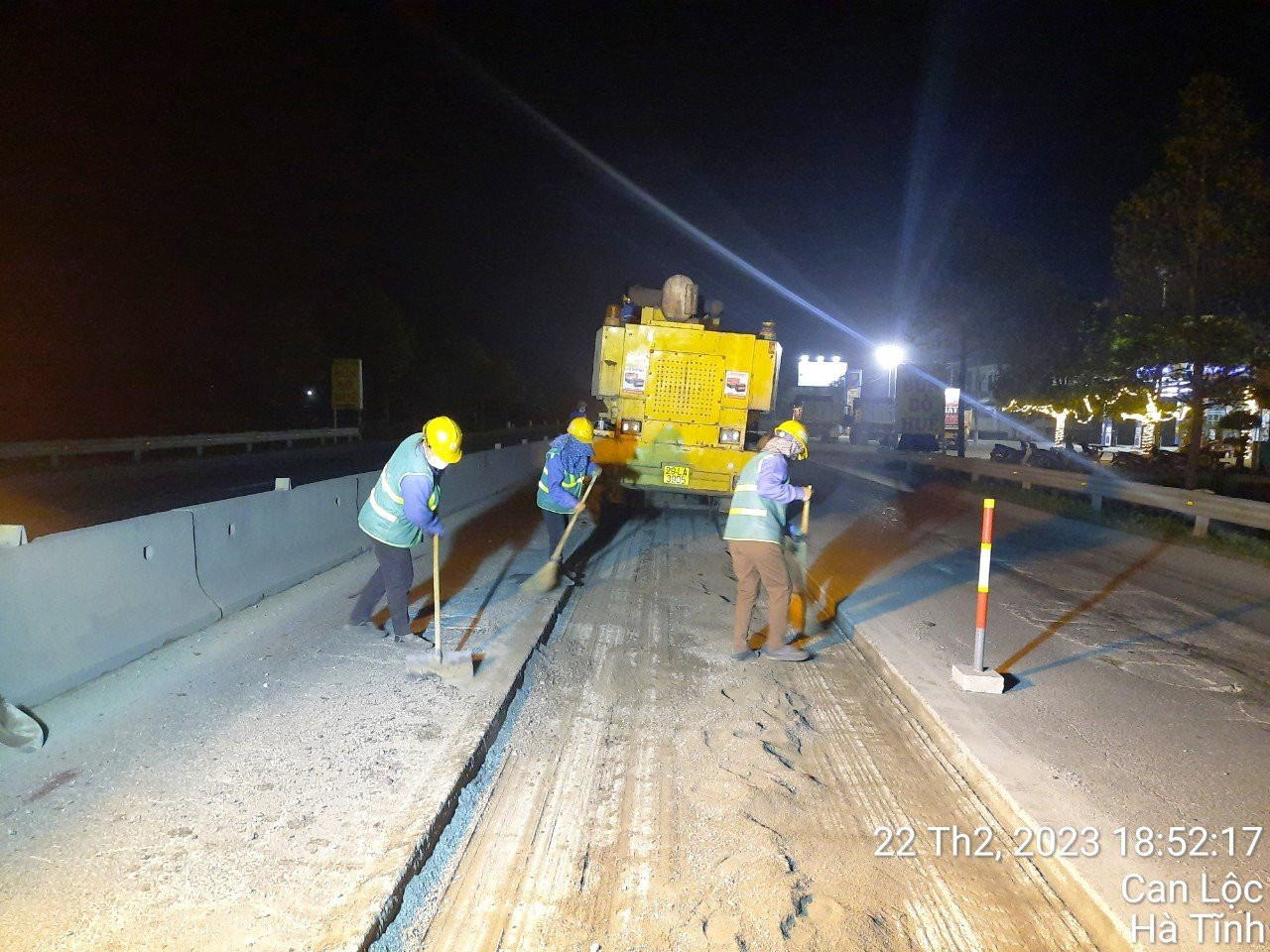 Trước đó, nhiều đoạn tuyến công nhân phải tranh thủ thời tiết thuận lợi, làm cả đêm