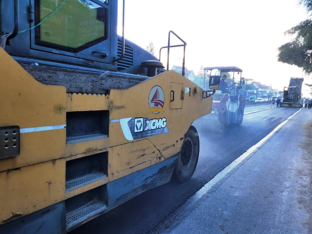 Máy móc cỡ lớn được huy động để đẩy nhanh tiến độ