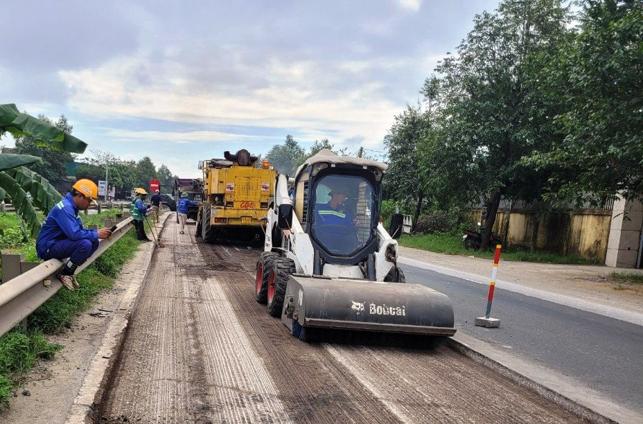 Việc trung tu lần này có khối lượng cào bóc, sửa chữa mặt đường rất lớn