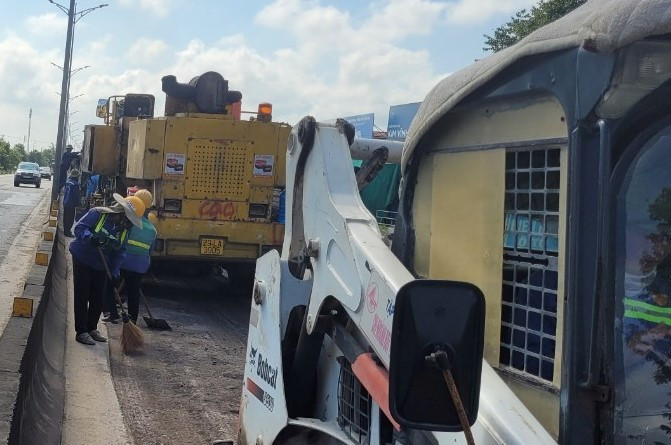 Công nhân, kỹ sư đang triển khai cào bóc để sửa chữa đoạn qua huyện Can Lộc