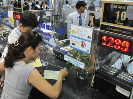 Thanh toán qua ngân hàng là cần thiết nhưng cần có lộ trình, biện pháp khuyến khích người dân thực hiện. Ảnh: Diệp Đức Minh