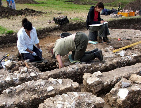 Một nhóm chuyên gia khảo cổ khai quật nhà hát La Mã tại thành phố Faversham, Anh. Ảnh: SWNS.