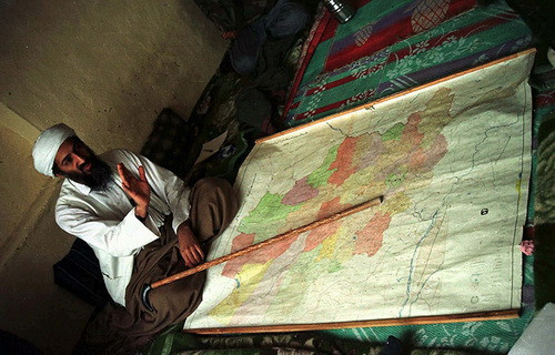 1998: Osama bin Laden trong một căn cứ bí mật ở Afghanistan