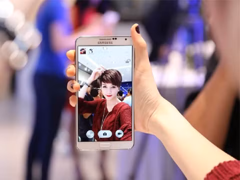Camera trước 5MPX có thể dùng để soi gương