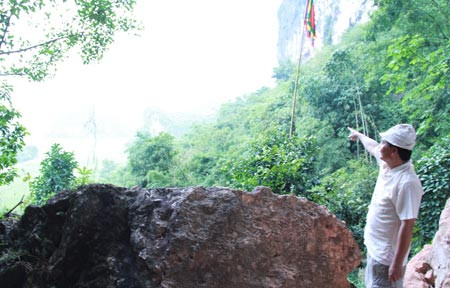 Cột cờ dùng để đánh dấu vị trí cỗ quan tài cổ. Cột cờ dùng để đánh dấu vị trí cỗ quan tài cổ.