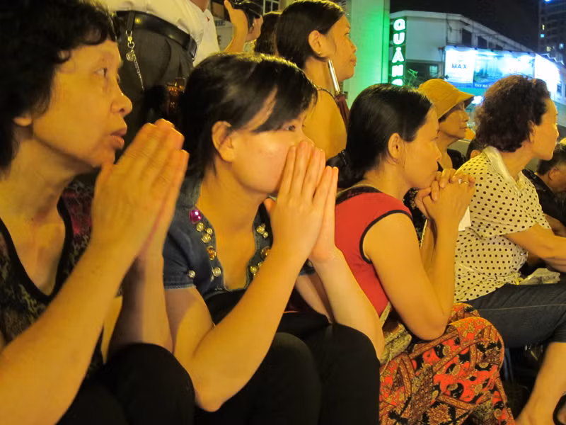 Ngồi ngay dưới lòng đường