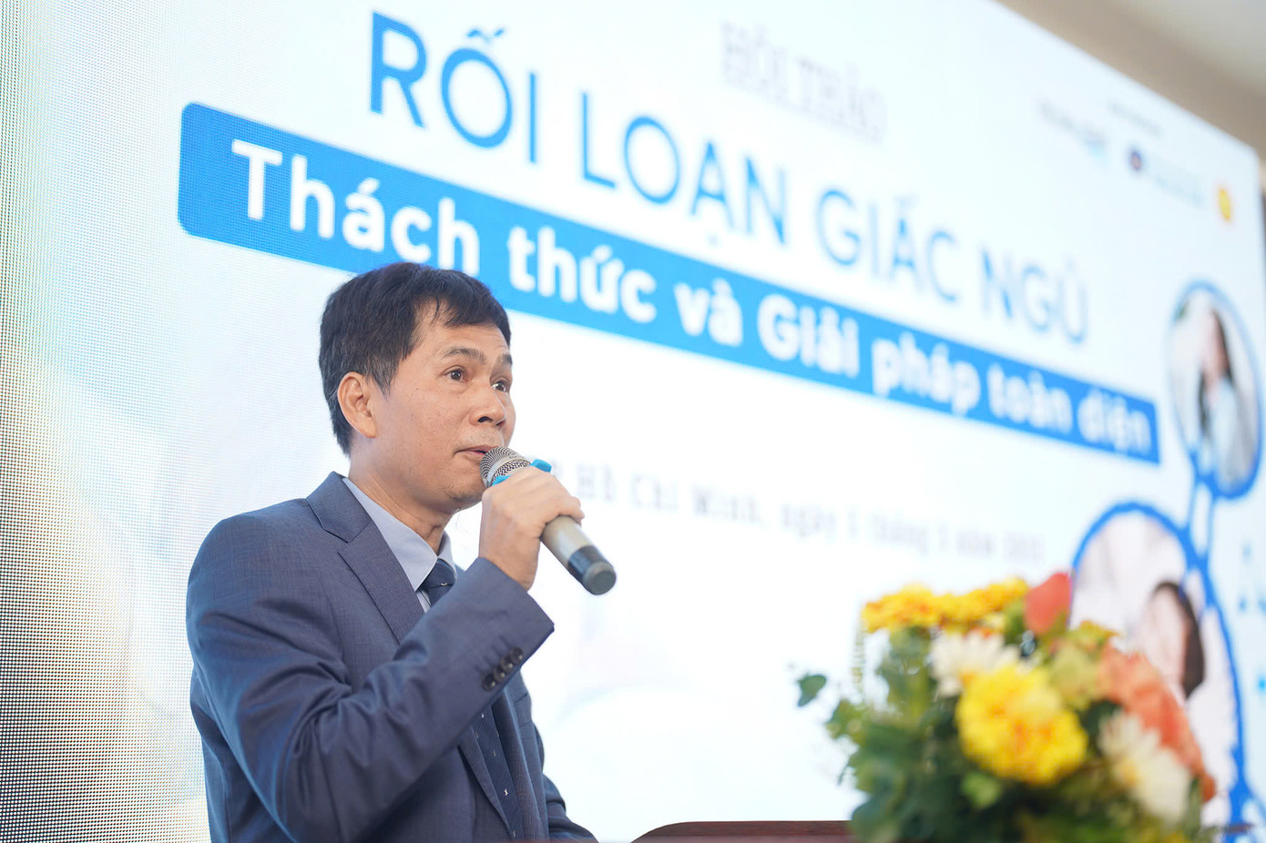 Nhà báo Lý Thành Tâm - đại diện đơn vị tổ chức Hội thảo "Rối loạn giấc ngủ: Thách thức và Giải pháp toàn diện"- phát biểu khai mạc Hội thảo. Nhà báo Lý Thành Tâm - đại diện đơn vị tổ chức Hội thảo "Rối loạn giấc ngủ: Thách thức và Giải pháp toàn diện"- phát biểu khai mạc Hội thảo.