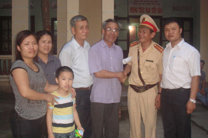 Trung tá Lê Đức Đoàn và Thiếu úy Lê Công Thành nhận sự cảm ơn của bà con tổ dân phố Yên Tân