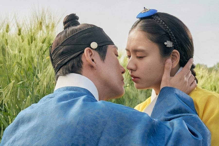 5. My Dearest (Người yêu dấu): Với sự góp mặt của cái tên bảo chứng chất lượng Nam Goong Min, My Dearest nhận được đánh giá tích cực từ người xem ngay từ tập đầu tiên lên sóng ngày 4/8. Phim kể về chuyện tình giữa người đàn ông bí ẩn Lee Jong Hyun (Nam Goong Min) và tiểu thư quý tộc Yoo Gil Chae (Ahn Eun Jin) trong bối cảnh cuộc xâm lược Joseon của nhà Thanh (Trung Quốc). 5. My Dearest (Người yêu dấu): Với sự góp mặt của cái tên bảo chứng chất lượng Nam Goong Min, My Dearest nhận được đánh giá tích cực từ người xem ngay từ tập đầu tiên lên sóng ngày 4/8. Phim kể về chuyện tình giữa người đàn ông bí ẩn Lee Jong Hyun (Nam Goong Min) và tiểu thư quý tộc Yoo Gil Chae (Ahn Eun Jin) trong bối cảnh cuộc xâm lược Joseon của nhà Thanh (Trung Quốc).