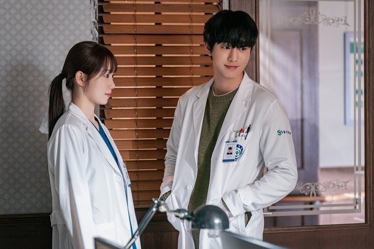 3. Dr. Romantic 3 (Người thầy y đức 3): Phần 3 của bộ phim truyền hình ăn khách tái xuất màn ảnh nhỏ vào ngày 28/4. Phim tiếp tục là câu chuyện về cuộc chiến giành giật sự sống cho bệnh nhân của những y bác sĩ chân chính tại bệnh viện tư thiếu thốn cơ sở vật chất ở thị trấn nhỏ Hàn Quốc. 3. Dr. Romantic 3 (Người thầy y đức 3): Phần 3 của bộ phim truyền hình ăn khách tái xuất màn ảnh nhỏ vào ngày 28/4. Phim tiếp tục là câu chuyện về cuộc chiến giành giật sự sống cho bệnh nhân của những y bác sĩ chân chính tại bệnh viện tư thiếu thốn cơ sở vật chất ở thị trấn nhỏ Hàn Quốc.