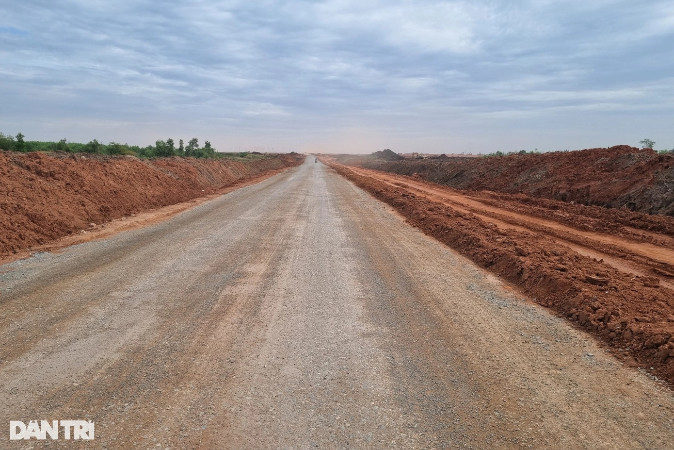 Tuyến đường công vụ khi hoàn thành nhiệm vụ vận chuyển máy móc, vật tư xây dựng sân bay Long Thành sẽ được làm dải phân cách Tuyến T1. Tuyến T1 là tuyến đường rất quan trọng tạo thành hệ thống kết nối cho sân bay Long Thành với quốc lộ 51 có bề rộng 85-120m, 8 làn xe chính và 6 làn đô thị song hành.