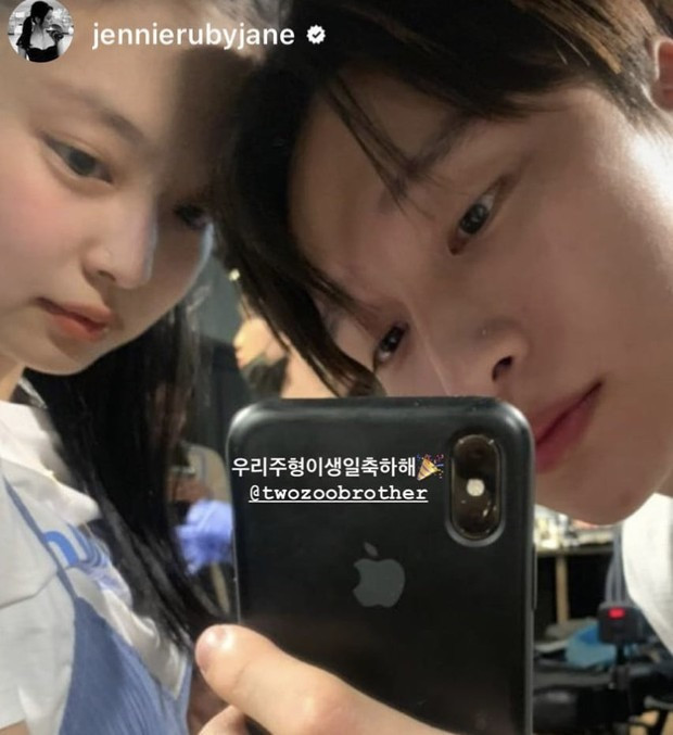 Jennie cũng ở cạnh Lee Joo Hyung vào sinh nhật năm 2022. Ảnh chụp màn hình. Jennie cũng ở cạnh Lee Joo Hyung vào sinh nhật năm 2022. Ảnh chụp màn hình.