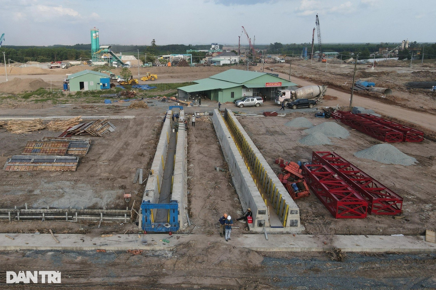 Đầu tháng 12, dù tuyến đường công vụ cơ bản hoàn thành nhưng trên công trường, các hạng mục chính của Tuyến T1 vẫn đang thi công nhộn nhịp với cường độ làm việc &quot;3 ca, 4 kíp&quot;.