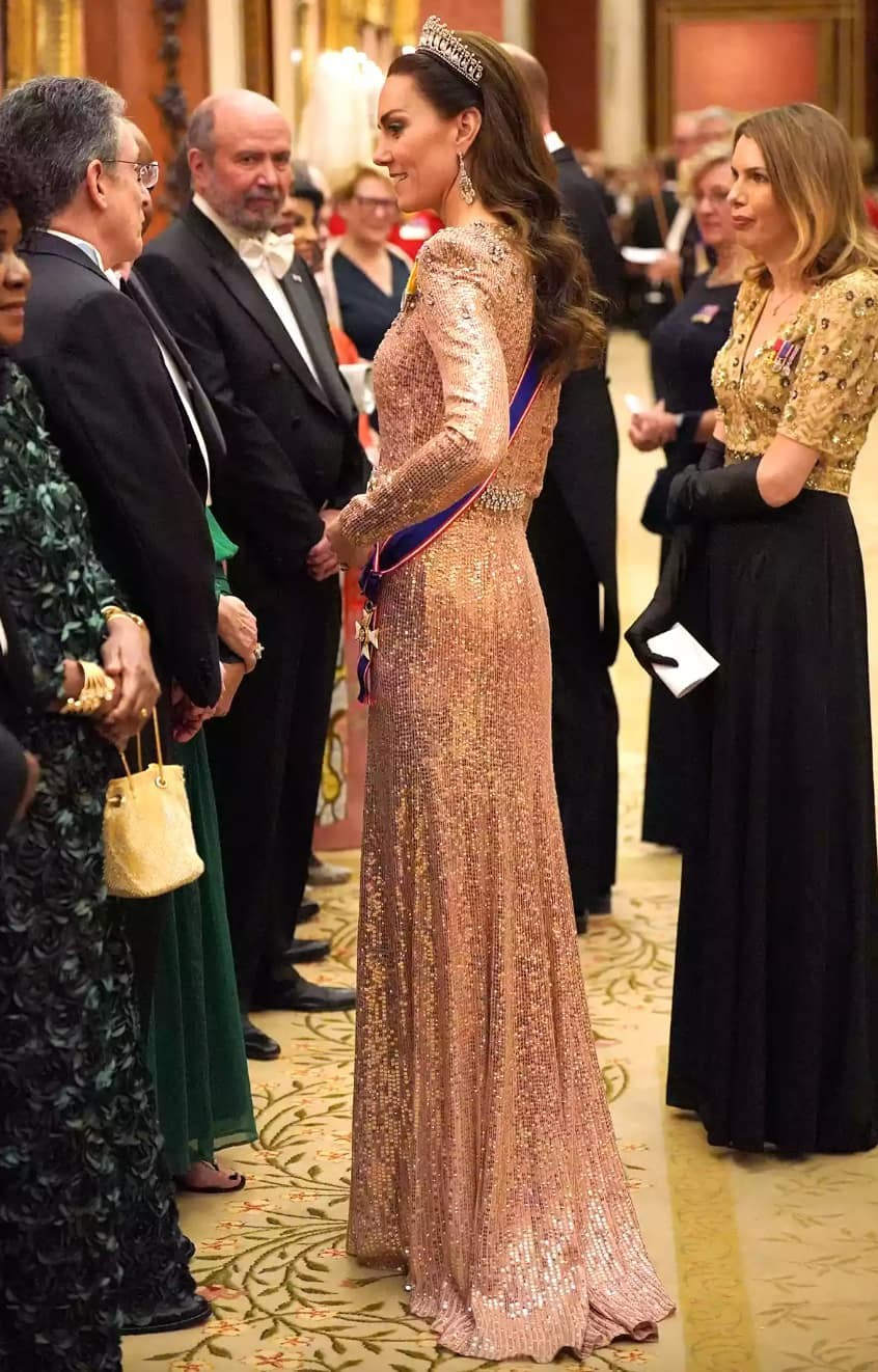 Công nương Kate tỏa sáng trong chiếc váy sequin hồng lấp lánh và vương giả. Ảnh: Getty Images. Công nương Kate tỏa sáng trong chiếc váy sequin hồng lấp lánh và vương giả. Ảnh: Getty Images.